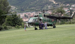 Хеликоптер достави специални помпи до мина &quot;Ораново&quot;
