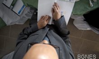 Китайска ученичка чете брайловото писмо с устните си (Видео)