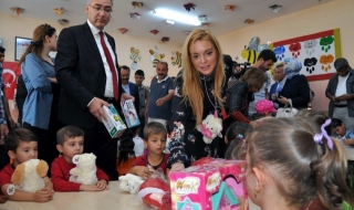 Линдзи Лоън посети бежански лагер в Турция