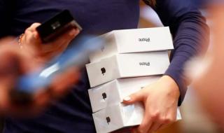 Apple сваля цените на iPhone