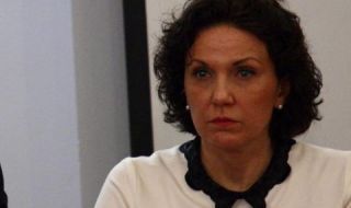 Първанова: Като ще манипулират, поне да избираха по-умни говорители