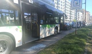 Жена пострада при катастрофа с две коли и автобус на градския транспорт в София