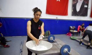 Ужасяваща гледка! 21-годишната туркиня припадна на европейското по вдигане на тежести (ВИДЕО)