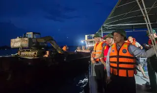Десетки загинали при преобръщане на туристическо корабче във Виетнам