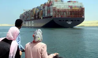 Взривоопасни условия за корабоплаване! Суецкият канал е отворен и работи безпроблемно
