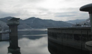 Продължава контролираното изпускане на язовири