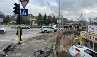 Кола спря в мебелен магазин в Шумен, пострадаха трима 