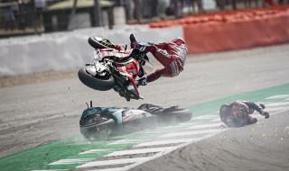 Вижте зрелищната катастрофа от Moto GP на Великобритания (ВИДЕО)