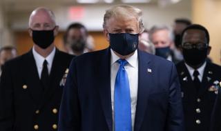 Тръмп се появи за първи път с маска
