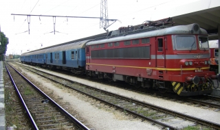 Движението на влаковете между гарите Петърч и Костинброд е възстановено