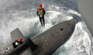 Френският президент се качи на атомна подводница