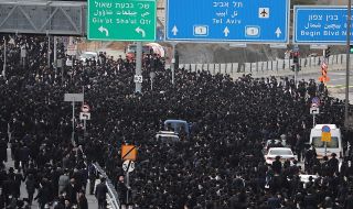 На погребение в Израел: хиляди ултраортодоксални евреи нарушиха мерките
