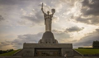 В Киев премахват съветските символи от паметника "Родината майка"