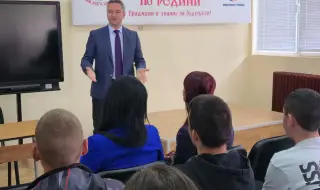 Кристиан Вигенин пред ученици в Попово: Правата на европейските граждани са защитени както никъде другаде