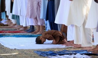 Албанец се заля с бензин по време на молитва за Рамазан байрам
