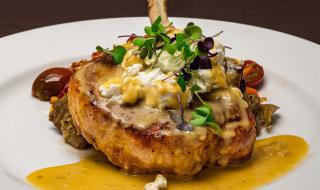 Рецепта на деня: Свински пържоли с 4 сирена