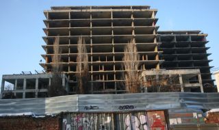 Столичани протестират пред изоставения строеж в двора на Медицинска академия