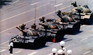 4 юни 1989. Потушават протестите на Тянанмън