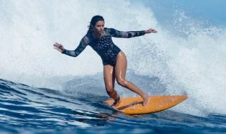 Красива сърфистка яхна скейтборд, за да усети болезнената разлика (ВИДЕО)