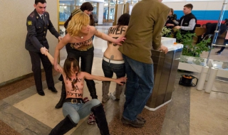 ФЕМЕН задържани в Москва след протест срещу Путин