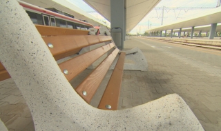 Крадци на метали оставиха Централна гара без пейки