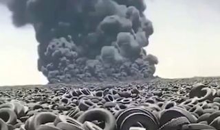 Най-голямото гробище за автомобилни гуми в света гори (ВИДЕО)
