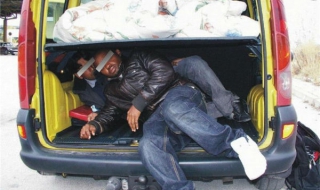 Спипаха нигериец и афганистанец в багажник на кола