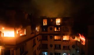 Жена стои зад огнения ад в Париж