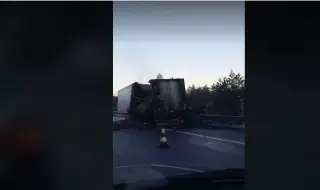 Първо във ФАКТИ: Камион горя на АМ "Тракия" ВИДЕО