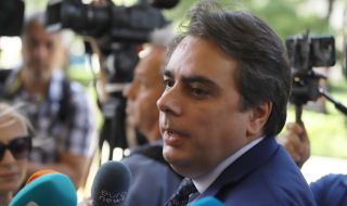 Асен Василев: Преговаряме с ЕК за въвеждане на еврото като паралелна валута по сделки през 2024 година