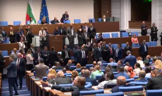 Deputies from "There is such a nation" and "Vazrazhdane" blocked the tribune of the National Assembly 