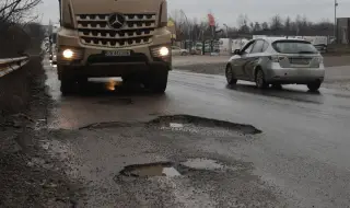 Кърпят дупки по Околовръстния път на София