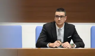 Министърът на икономиката: Не сме решили кой ще е специален управител на "Лукойл"