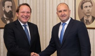 Радев към еврокомисар Вархеи: Има системна дискриминация към българи в РС Македония