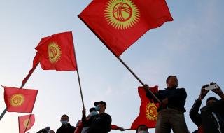 Протестиращи в Киргизстан освободиха от затвора бившия премиер