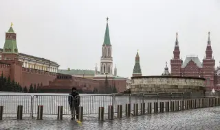 Бебета в униформи, деца в танкове: как Путин използва 9 май 