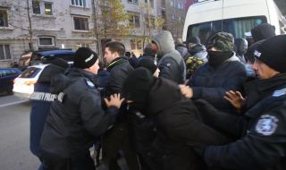 Протестиращи обсадиха турското посолство в София