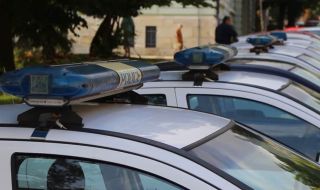 Брутална жестокост в Бургас: Мъж преби жена си пред двете им деца, озапти го минувач