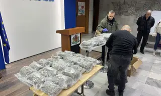 Служител от митниците бе заловен с 30 пакета марихуана