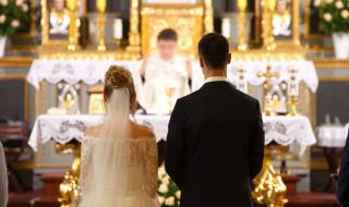 Стара и варварска традиция повелява булката винаги да стои отляво на младоженеца