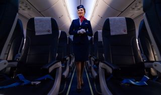 Стюардеса предизвика възхищение в мрежата с танц в самолета (ВИДЕО)