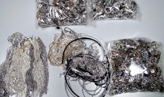 Откриха сребърни бижута в седалките на автомобил  