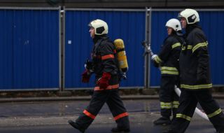 Пожарникари свалиха дете от покрив на необитаема сграда