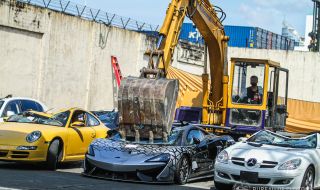 Властите във Филипините смачкаха редица луксозни коли (ВИДЕО)