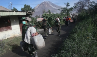 Вулкан изпепели няколко души в Индонезия