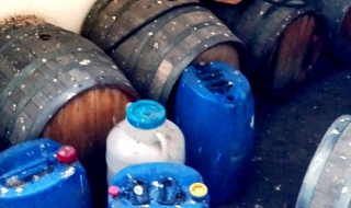 Задържаха 1,5 тона нелегална ракия в Катуница