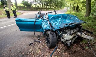 BMW M2 отсече няколко дървета