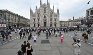  Отцепен е площадът пред Миланската катедрала за погребението на Берлускони