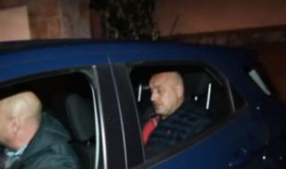 Джип изведе Борисов от къщата му, задържан е за 24 часа