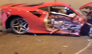 Чисто ново Ferrari и "джип" се удариха в тунел на АМ Струма